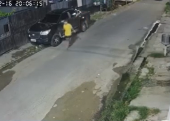 Vídeo: Câmeras de segurança filmam assalt0 a jovem por dupla em moto no bairro Colônia Santo Antônio
