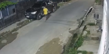 Vídeo: Câmeras de segurança filmam assalt0 a jovem por dupla em moto no bairro Colônia Santo Antônio