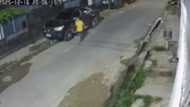 Vídeo: Câmeras de segurança filmam assalt0 a jovem por dupla em moto no bairro Colônia Santo Antônio