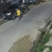 Vídeo: Câmeras de segurança filmam assalt0 a jovem por dupla em moto no bairro Colônia Santo Antônio