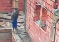 Vídeo: homem invade obra no Amazonas e “arreia o barro” na piscina em construção