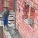 Vídeo: homem invade obra no Amazonas e “arreia o barro” na piscina em construção