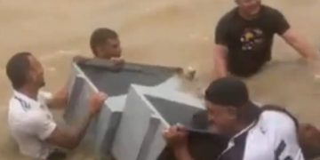 Vídeo: embarcação naufraga com seis pessoas a bordo durante tempestade no Solimões