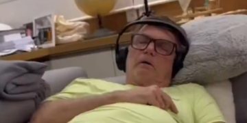 Eduardo divulga vídeo de Bolsonaro com soluço: ‘ele pode m0rrer’