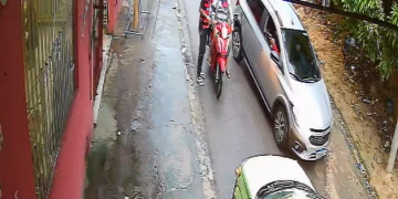 Vídeo: Com o apoio de um carro, ladrã0 ab0rda mulheres e r0uba moto na Zona Norte de Manaus