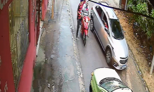 Vídeo: Com o apoio de um carro, ladrã0 ab0rda mulheres e r0uba moto na Zona Norte de Manaus