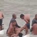 Vídeo forte: veja motorista desacordado sendo retirado de carro no igarapé em Manaus