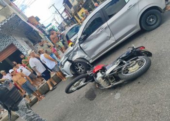 Após fugir da Rocam, dupla vai pr3sa ao bat3r moto em carro no bairro Compensa