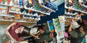 Vídeo: casal que furt0u perfumes dentro de loja em Manaus segue foragido