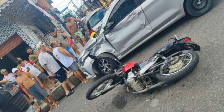 Após fugir da Rocam, dupla vai pr3sa ao bat3r moto em carro no bairro Compensa