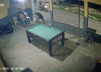 Vídeo: Em Coari, dupla em moto passa at1rand0 em frente de bar e tenta m@tar três homens