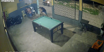 Vídeo: Em Coari, dupla em moto passa at1rand0 em frente de bar e tenta m@tar três homens