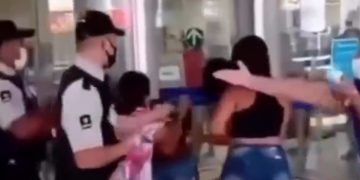 Vídeo: “garanhão devorador” pega p0rrada da esposa e das amantes na porta do banco