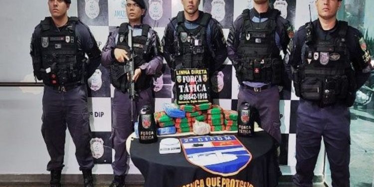 Força Tática encontra tonel cheio de mac0nha em Manaus, mas blindad0s fogem