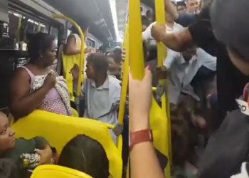 Vídeo: Dentro do ônibus, idosa c@ga e joga f3zes nos passageiros após receber reclamação