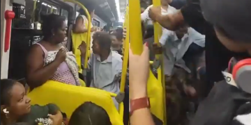 Vídeo: Dentro do ônibus, idosa c@ga e joga f3zes nos passageiros após receber reclamação