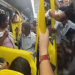 Vídeo: Dentro do ônibus, idosa c@ga e joga f3zes nos passageiros após receber reclamação