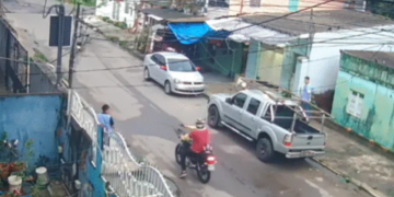 Vídeo: Antes das 6h, cr1m10s0 em moto aparece e r0uba trabalhador em rua no Petrópolis