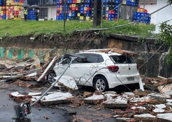 Muro da Ambev desaba em cima de carro durante chuva em Manaus