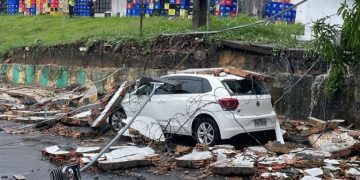 Muro da Ambev desaba em cima de carro durante chuva em Manaus