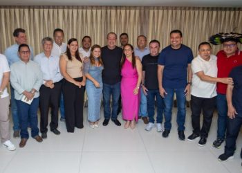 Mais de 30 prefeitos do interior vêm a Manaus e procuram Omar para planejar 2026