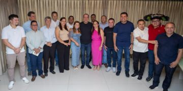 Mais de 30 prefeitos do interior vêm a Manaus e procuram Omar para planejar 2026