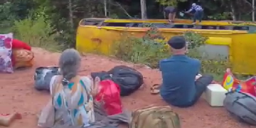 Vídeo: Na BR-319, ônibus cap0ta com vários passageiros e depois tomba em Humaitá
