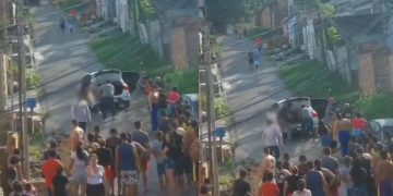 Vídeo registra homem bal3ad0 sendo levado em carro por supostos policiais em Manaus; veja
