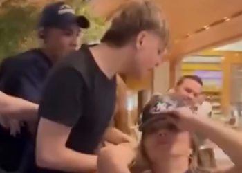 Vídeo: amante leva “escovada” dos filhos e da esposa do Ricardão dentro do shopping