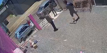 Vídeo: Pai defende a filha das agr3ssões do ex-namorado e o mata com vários t1r0s
