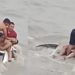 Vídeo urgente: carro cai no igarapé em Manaus e motorista é resgatado desacordado