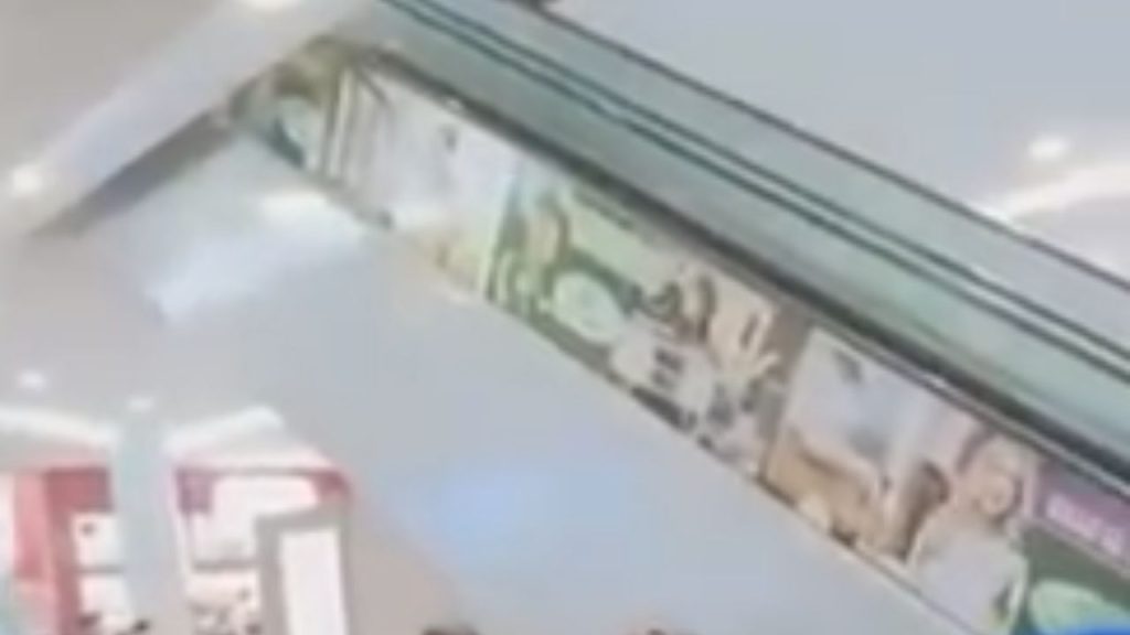 Vídeo: Falha em escada rolante causa tumulto e deixa clientes no chão no Shopping Sumaúma