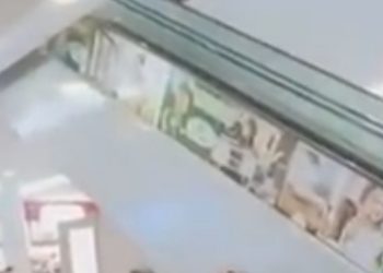 Vídeo: Falha em escada rolante causa tumulto e deixa clientes no chão no Shopping Sumaúma