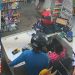 Criminosos rendem clientes e assaltam mercadinho no bairro Terra Nova; veja o vídeo