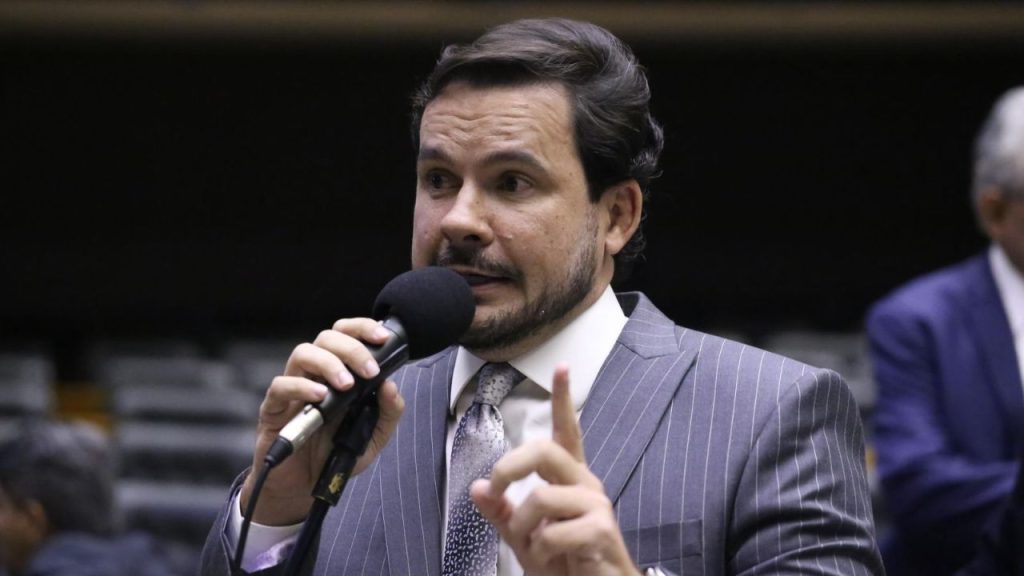 Capitão Alberto Neto cobra no plenário urgência na reconstrução da BR-319 e compromisso do Governo Federal com o AM