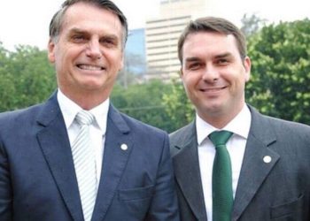 Senador Flávio Bolsonaro recebe aval de Jair Bolsonaro para pré-candidatura em 2026