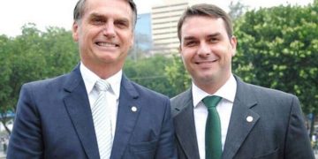 Senador Flávio Bolsonaro recebe aval de Jair Bolsonaro para pré-candidatura em 2026
