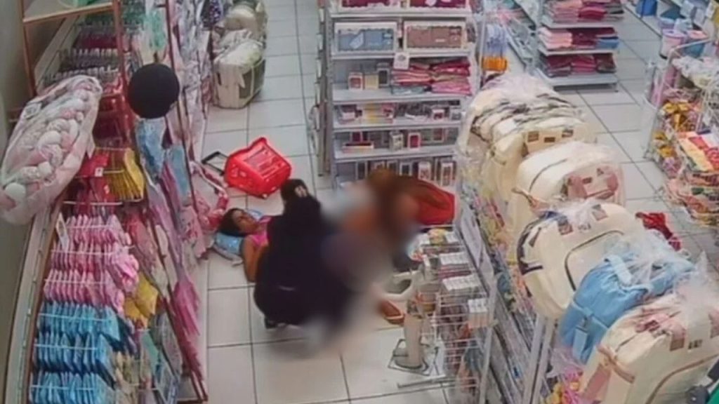 Câmera registra momento em que mulher dá à luz em loja de artigos para bebês