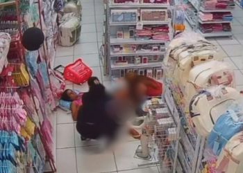 Câmera registra momento em que mulher dá à luz em loja de artigos para bebês