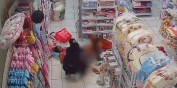 Câmera registra momento em que mulher dá à luz em loja de artigos para bebês