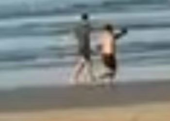 Vídeo: Assalt4nte é m0rt0 ao tentar pegar pertences de militar do exército na praia