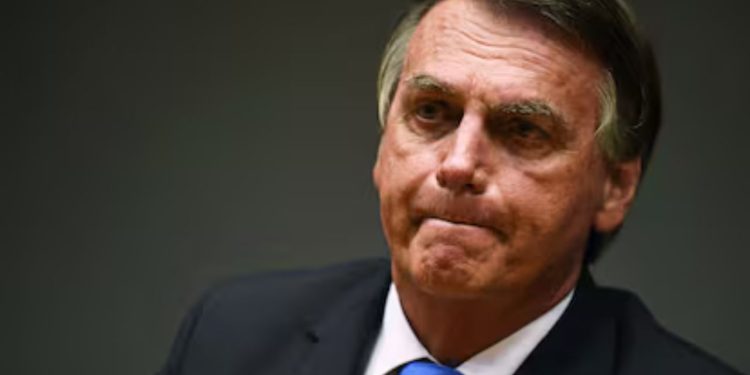 Defesa aciona Moraes e diz que Bolsonaro precisa de cirurgia por crises de soluços e hérnia