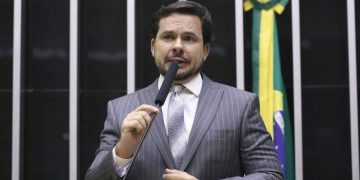 Vitória contra o sistema: Capitão Alberto Neto derruba barreiras que sufocavam professores com insegurança jurídica
