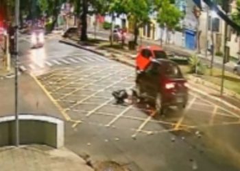 Câmera registra momento que carro na contramão b4te em casal em Manaus