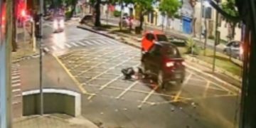 Câmera registra momento que carro na contramão b4te em casal em Manaus