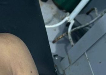 Após ser esf4quead0, rapaz tenta se salvar nadando até a margem, mas não resiste no AM