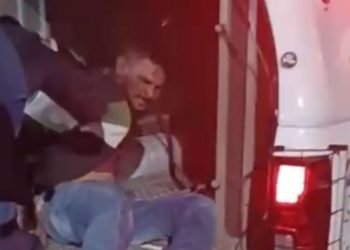 Vizinhos acionam polícia e homem é preso após tentar f3rir a mãe com faca em Coari