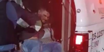 Vizinhos acionam polícia e homem é preso após tentar f3rir a mãe com faca em Coari