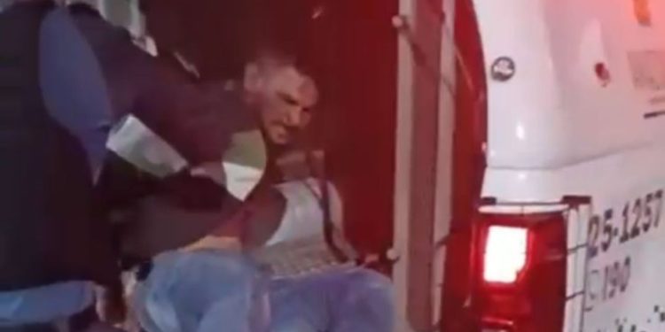 Vizinhos acionam polícia e homem é preso após tentar f3rir a mãe com faca em Coari