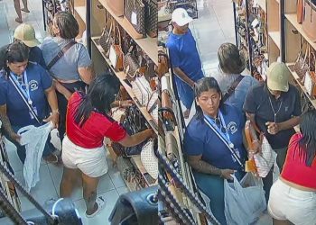 Vídeo: Quadrilha entra em loja, furt4 bolsas e sai sem pagar no centro de Manaus